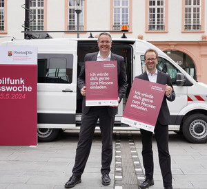 Minister Alexander Schweitzer und Präsident Klaus Müller vor einem Messwagen der Bundesnetzagentur