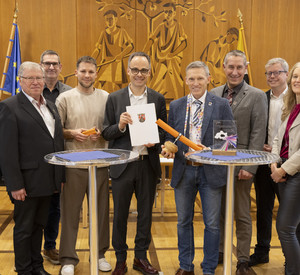 Kaiserslautern, Sitzungssaal Kreisverwaltung, Übergabe Förderbescheid Breitbandausbau durch Dr. Denis Alt, Staatssekretär im Ministerium für Arbeit, Soziales, Trans-
formation und Digitalisierung Rheinland-Pfalz an Landrat RalfLeßmeister. L-R: Erster Kreisbeigeordneter Peter Schmidt, Gerhard Penner Beigeordneter der VG Enkenbach-Alsenborn, Thomas Lauer  Kämmerer Kreisverwaltung, Maurice Gaes Breitbandkoordinator Kreisverwaltung, Denis Alt, Ralf Leßmeister, Erster Kreisbeigeordneter Jan Schneider, Christian Hirsch Bürgermeister der VG Bruchmühlbach-Miesau, Elke Dick Beigeordnete der VG Landstuhl, Ralf Hechler Bürgermeister VG Ramstein-Miesenbach. 12.02.2026 Foto: Reiner Voß / Kreisverwaltung