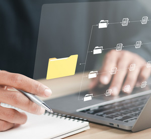 Mann sitzt vor Laptop und nutzt elektronische Akten