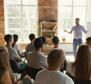 Mehrere Menschen sitzen in einem Weiterbildungsseminar.