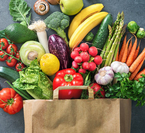 Einkaufstasche voller frisches Gemüse und Früchte