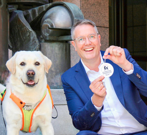 Minister Alexander Schweitzer mit Assistenzhund Oskar 
