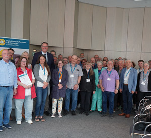 Gruppenfoto der Zertifikatsübergabe an die Digitalbotschafterinnen und Digitalbotschafter