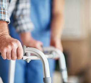 Pflegesachleistung_istock_S Mann an Stehhilfe