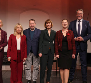 Gruppenfoto: Dörte Maack, Verena Bentele, Dr. Magnus Jung, Heike Hofmann, Dörte Schall, Alexander Schweitzer, Dr. Nicolas Meyer
