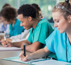Pflegeschüler schreiben in Vorlesung
