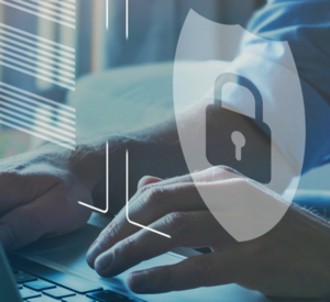 Ein Mitarbeiter tippt am Laptop. Eingeblendet ist ein virtuelles Sicherheitsschloss. 