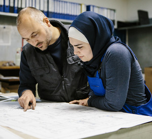 Zwei Techniker besprechen den Plan für eine Maschine