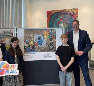 DAK-Landeschef Rainer Lange und Sozialminister Alexander Schweitzer mit den Erstplatzierten des Wettbewerbs 