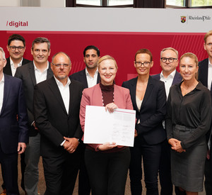 Gruppenfoto Digitalisierungsministerin Dörte Schall mit Vertreterinnen und Vertretern der Funkturmgesellschaften und Netzbetreibern