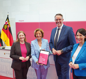 Gruppenfoto mit Ministerpräsidentin Malu Dreyer, Ministerinnen Binz und Schmitt sowie Minister Schweitzer