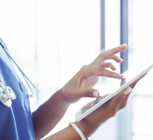 Frau mit Pflegebereich mit Tablet